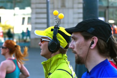 Varşova YarıMaratonu 'nda insanlar uyanıyorlar.