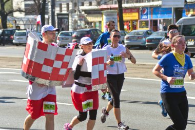 Varşova YarıMaratonu 'nda insanlar uyanıyorlar.