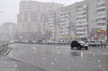 25 Nisan 2014 'te Tyumen' de yoğun kar yağışı