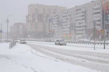 kar tarafından getirilen otomobil yol kenarında ayakta.