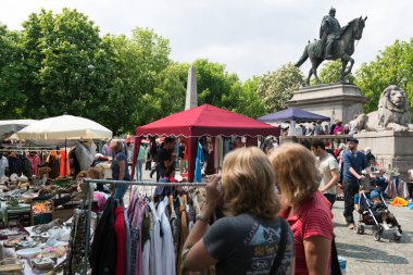 Ünlü Stuttgart bit pazarının ziyaretçileri