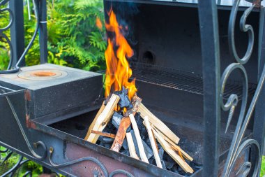 closeup çekim Barbekü için kamp ateşi açın