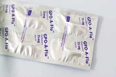 Beyaz arka planda oseltamivir (Tamiflu)