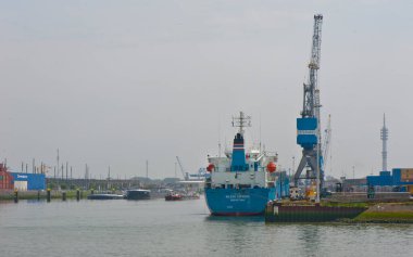 Denizde büyük bir geminin manzarası.