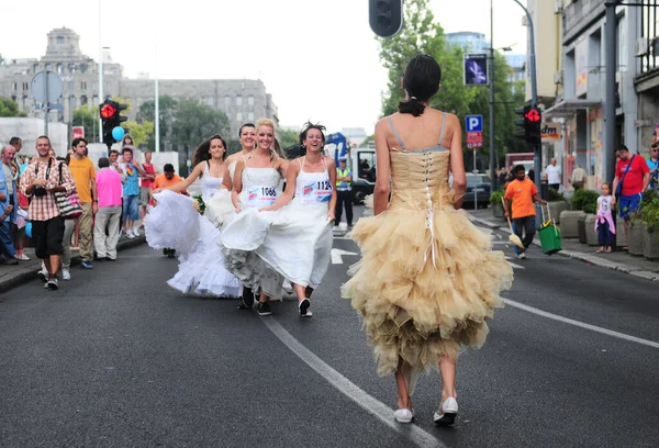 Festival Corrida Casamento Mulher Vestindo Vestidos Brancos — Fotografia de Stock
