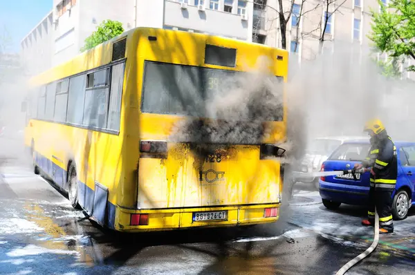 ストリートで火災のバス — ストック写真
