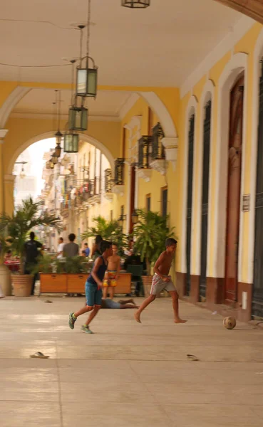 Boys Playing Ball Havana — Stock Photo, Image