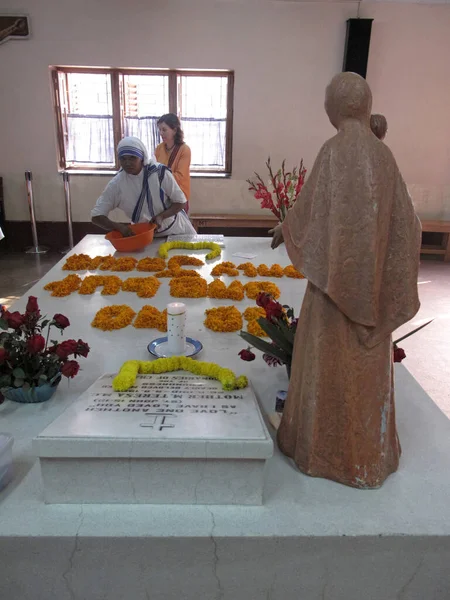 朝圣者祈祷在墓的旁边的母亲特蕾莎修女在加尔各答 — 图库照片