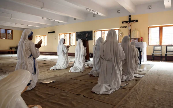 Rahibeler Rahibe Teresa Nın Misyonerler Sadaka Anne Evi Kalküta Kilisede — Stok fotoğraf