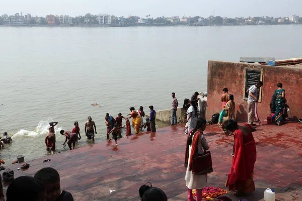 Gente Hindú Bañándose Ghat Cerca Del Templo Dakshineswar Kali Calcuta — Foto de Stock
