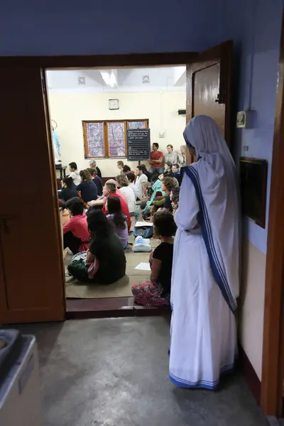 德兰修女传教士的慈善机构和志愿者在母亲的房子 加尔各答在教堂里的大量世界各地的姐妹 — 图库照片