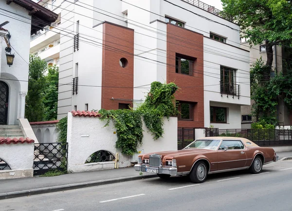 Bukarest Juni Amerikansk Klassisk Bil Parkerad Framför Byggnad — Stockfoto