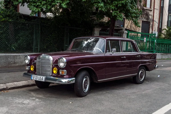 Bucharest Juni Klassieke Mercedes Geparkeerd Straat Juni — Stockfoto