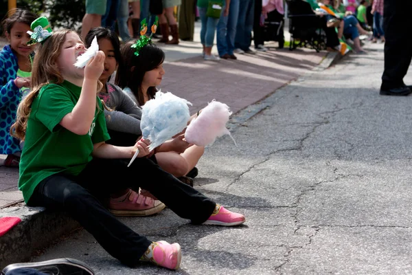 Kids Eat Cotton Candy Parade — Stock Photo, Image