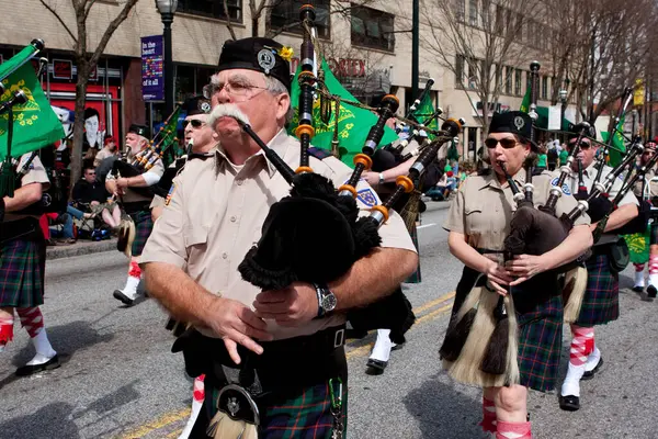 Bagpipes Corps Speelt Tijdens Het Marcheren Patrick Parade — Stockfoto