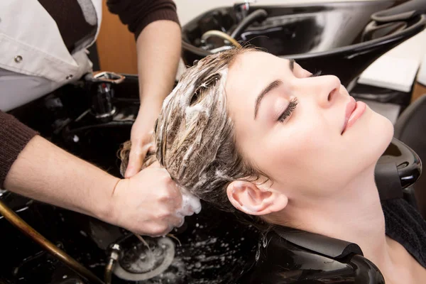 Donna Che Lava Capelli Nel Salone Parrucchiere — Foto Stock