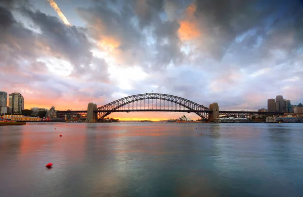悉尼的海港大桥和歌剧院在日出时分 — 图库照片