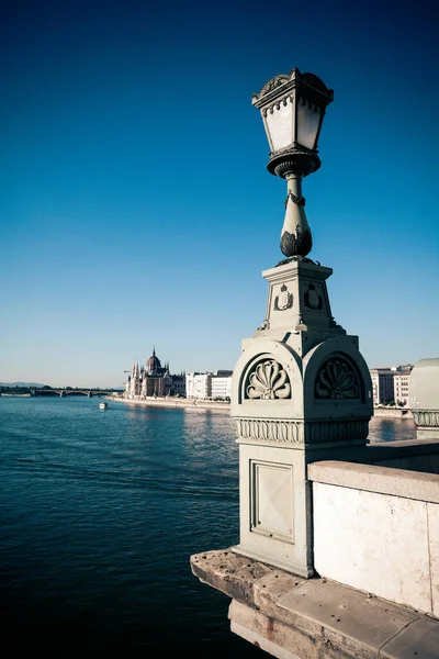 从链桥看匈牙利议会大厦的美丽景色 — 图库照片