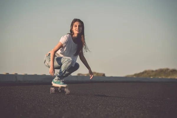 Skater Mädchen Macht Taubenschlag — Stockfoto