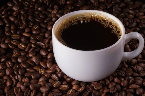 Kaffeetasse Auf Kaffeebohnen Hintergrund — Stockfoto
