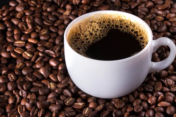 Filiżanka Kawy Tle Ziaren Kawy — Zdjęcie stockowe