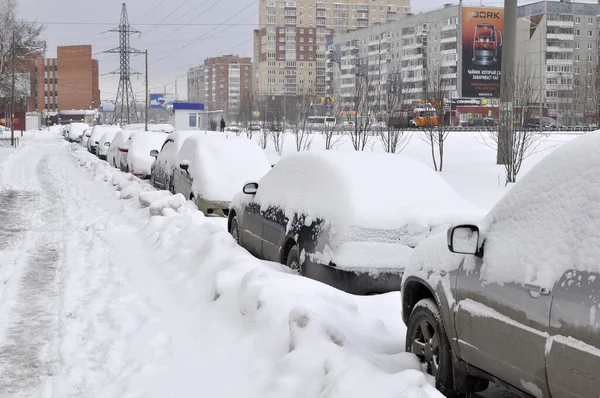 Автомобили Привезены Снегом Стоят Обочине Дороги — стоковое фото