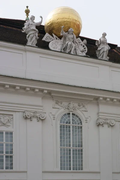 Vacker Utsikt Över Skulptur Med Guld Boll — Stockfoto