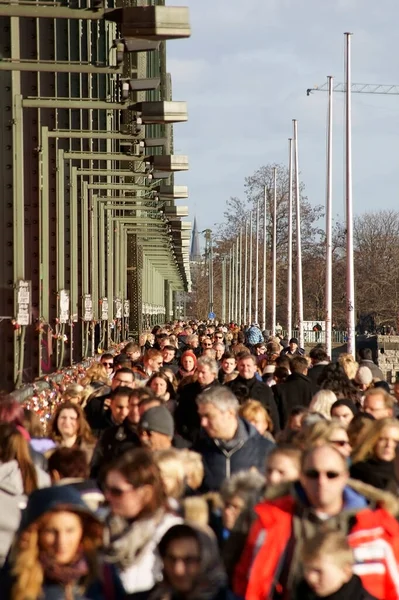 Crowd Bridge Germany — Stock Photo, Image