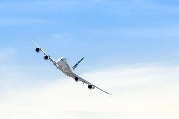 Airbus A380 Летающий Небе — стоковое фото