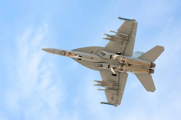 Πολεμικό Ναυτικό Των Ηπα Super Hornet Πετούν Στον Ουρανό — Φωτογραφία Αρχείου