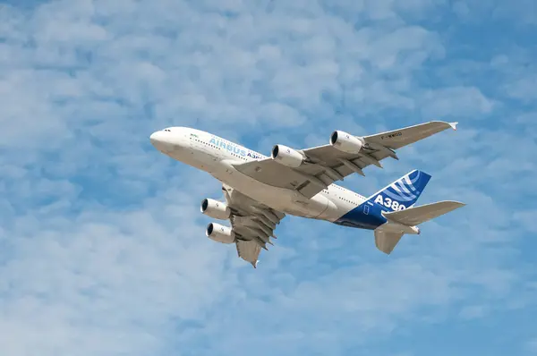 Airbus A380 Voando Céu — Fotografia de Stock