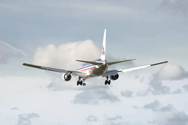 American Airlines Boeing 767 Небі — стокове фото