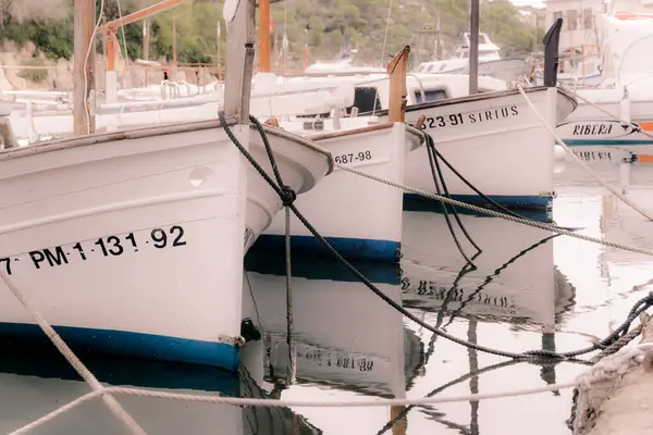 Pequenos Barcos Atracados Porto — Fotografia de Stock