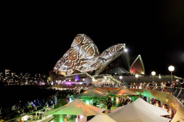 Sydney Opera Binası. Gece çok renkli projeksiyonlu. Ünlü Avustralya mimarisi. 