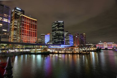 Circular Rıhtımı ve Sydney Şehir Binaları renkli
