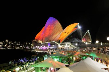 Sydney Opera Binası. Gece çok renkli projeksiyonlu. Ünlü Avustralya mimarisi. 