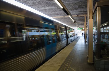 Stockholm 'deki metro treni istasyondan ayrılıyor. 