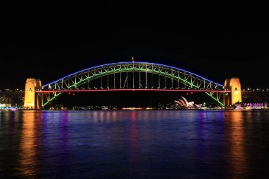 Sydney Limanı Köprüsü 'nün renkleri çok güzel.