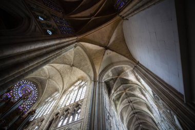 Tur Katedrali 'ne bakıyorum.