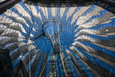 Berlin 'de yansımalı cam zemin
