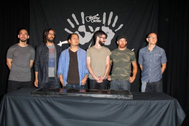 Linkin Park, Mike Shinoda, Rob Bourdon, Joe Hahn, Brad Delson, Dave Farrell, Chester Bennington Gitar Merkezi 'nin Rockwalk, Gitar Merkezi, Los Angeles, CA 06-18-14