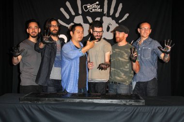 Linkin Park, Mike Shinoda, Rob Bourdon, Joe Hahn, Brad Delson, Dave Farrell, Chester Bennington Gitar Merkezi 'nin Rockwalk, Gitar Merkezi, Los Angeles, CA     