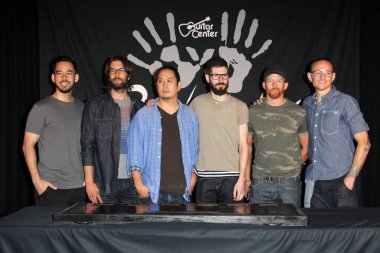 Linkin Park, Mike Shinoda, Rob Bourdon, Joe Hahn, Brad Delson, Dave Farrell, Chester Bennington Gitar Merkezi 'nin Rockwalk, Gitar Merkezi, Los Angeles, CA 06-18-14