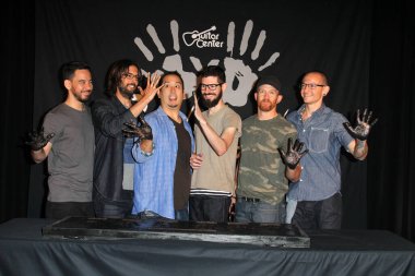 Linkin Park, Mike Shinoda, Rob Bourdon, Joe Hahn, Brad Delson, Dave Farrell, Chester Bennington Gitar Merkezi 'nin Rockwalk, Gitar Merkezi, Los Angeles, CA 06-18-14