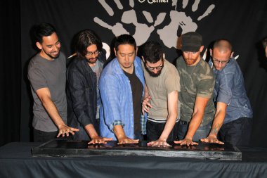 Linkin Park, Mike Shinoda, Rob Bourdon, Joe Hahn, Brad Delson, Dave Farrell, Chester Benningtonat Gitar Merkezi 'nin Rockwalk, Gitar Merkezi, Los Angeles, CA 06-18-14