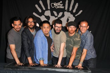 Linkin Park, Mike Shinoda, Rob Bourdon, Joe Hahn, Brad Delson, Dave Farrell, Chester Benningtonat Gitar Merkezi 'nin Rockwalk, Gitar Merkezi, Los Angeles, CA 06-18-14