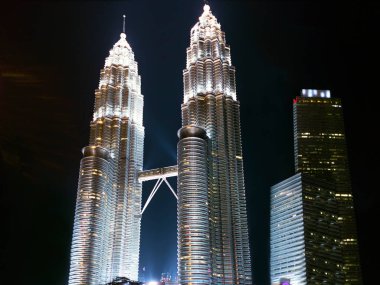 Gece Petronas Kuleleri, seyahat