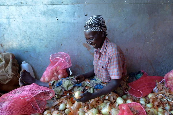 Afrikaanse Vrouwelijke Boer Met Uien — Stockfoto