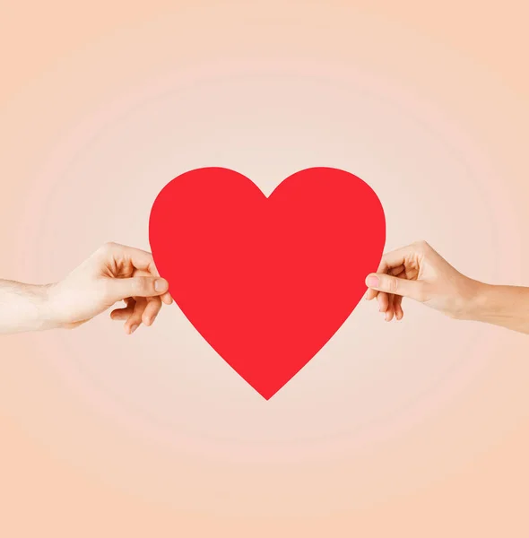 Paar Hält Rote Herzen Den Händen — Stockfoto