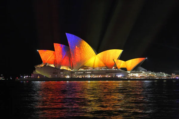 Sydney Opera House Con Proyección Iluminada Multicolor Por Noche Famosa — Foto de Stock